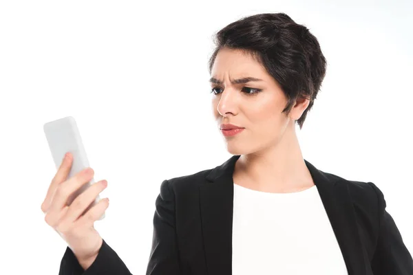 Descontente mista empresária olhando para smartphone isolado no branco — Fotografia de Stock
