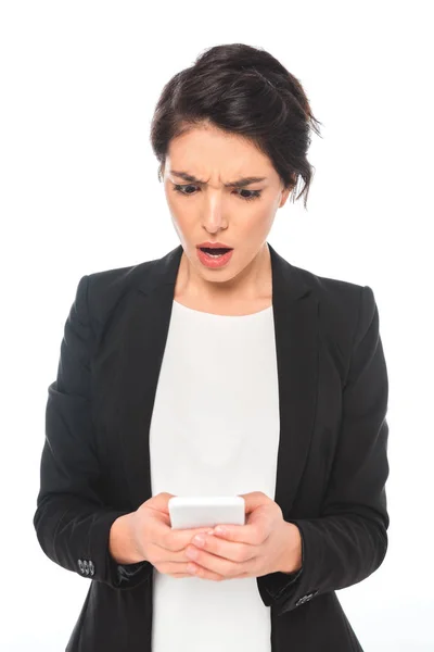Chocado mista empresária em desgaste formal usando smartphone isolado no branco — Fotografia de Stock