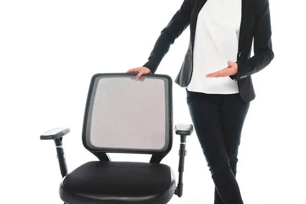 Abgeschnittene Ansicht einer Geschäftsfrau, die mit der Hand auf Bürostuhl zeigt, isoliert auf Weiß — Stockfoto