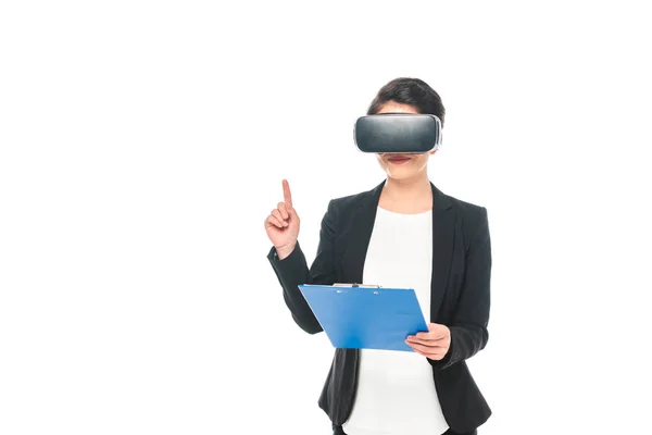 Jeune mixte femme d'affaires en réalité virtuelle casque tenant presse-papiers isolé sur blanc — Photo de stock