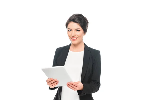 Schöne gemischte Rasse Geschäftsfrau mit digitalem Tablet und lächelt in die Kamera isoliert auf weiß — Stockfoto