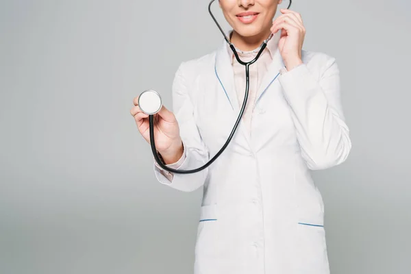 Plan recadré d'un médecin métis utilisant un stéthoscope isolé sur du gris — Photo de stock