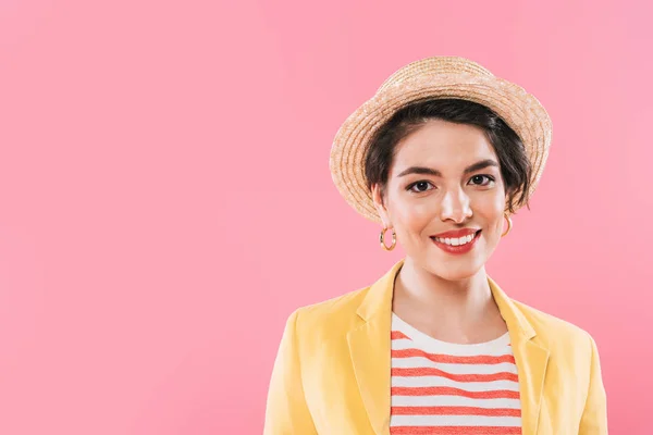 Alegre mixta mujer de raza en paja cabeza sonriendo a cámara aislada en rosa - foto de stock