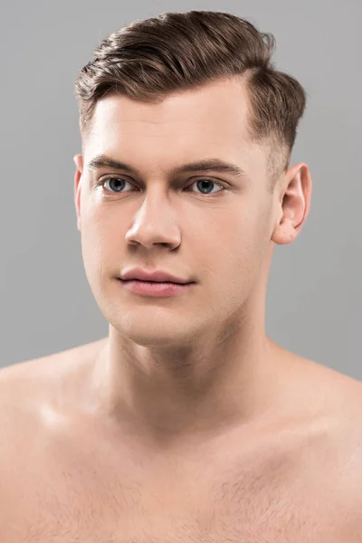 Nackt hübscher junger Mann schaut isoliert auf grau weg — Stockfoto