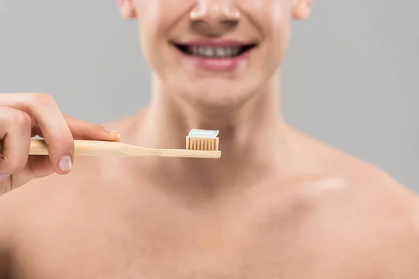 Ausgeschnittene Ansicht nackter junger Mann beim Zähneputzen mit hölzerner Zahnbürste isoliert auf grau — Stockfoto