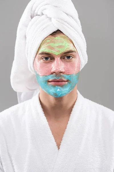 Vue de face de l'homme en peignoir avec masque facial isolé sur gris — Photo de stock