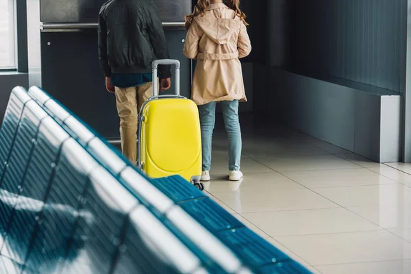 Back view of preteen children with suitcase in waiting hall — Stock Photo
