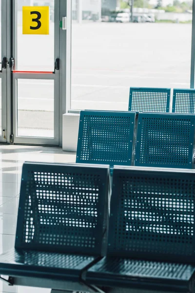 Blaue Metallic-Sitze in der Abflughalle des Flughafens — Stockfoto
