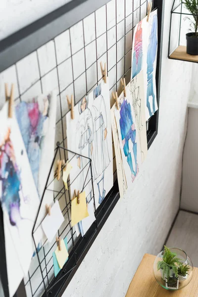 Foyer sélectif du tableau blanc avec des croquis dessinés et peints à la mode près de l'usine — Photo de stock