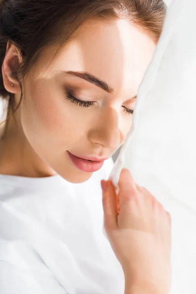 Foyer sélectif de jolie jeune femme avec les yeux fermés en t-shirt blanc — Photo de stock