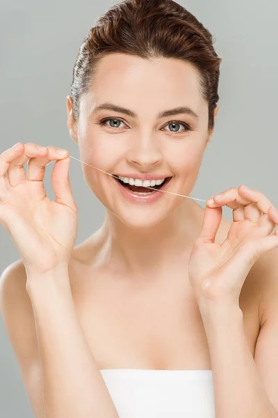 Dents de soie dentaire femme heureuse avec fil dentaire isolé sur gris — Photo de stock