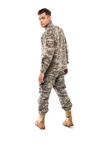 Schöner Soldat in Tarnuniform, isoliert auf weißem Grund stehend — Stockfoto
