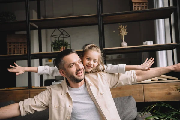 Счастливый отец с восхитительной дочерью веселятся вместе дома — стоковое фото