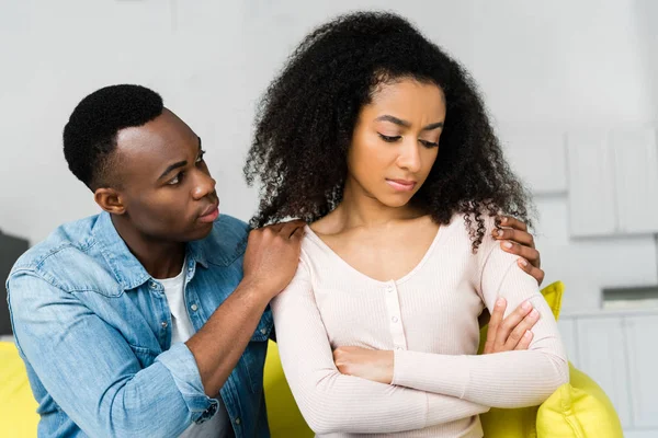 Afro-americana ofendida con novio - foto de stock