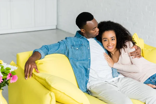 Vista de ángulo alto de la feliz pareja afroamericana abrazándose entre sí - foto de stock