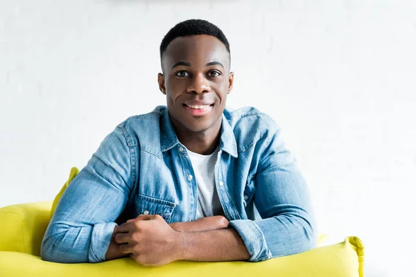 Sourire homme afro-américain regardant la caméra — Photo de stock