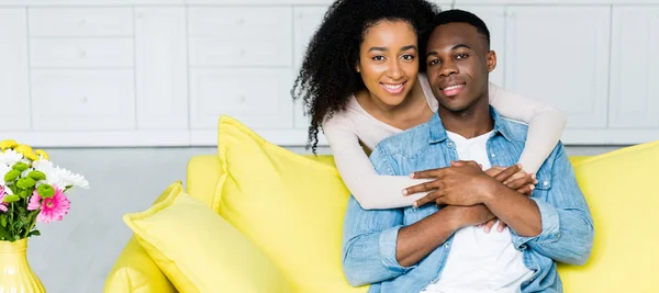 Couple afro-américain se serrer dans ses bras et regarder la caméra — Photo de stock