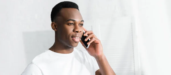 Homem americano africano feliz falando no smartphone — Fotografia de Stock