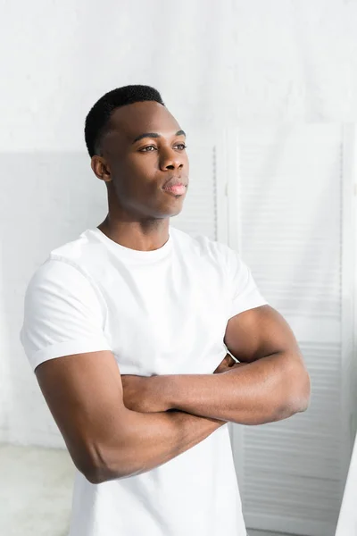 Selbstbewusster afrikanisch-amerikanischer Mann verschränkte Arme auf der Brust und schaute weg — Stockfoto