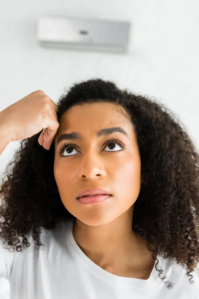 Ritratto di donna afroamericana sconvolta distogliendo lo sguardo e in piedi in camera con aria condizionata — Foto stock