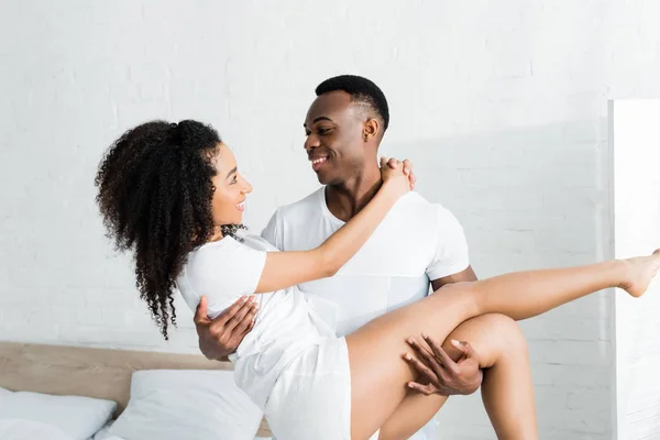 Bello africano americano uomo tenendo su mani bella fidanzata — Foto stock