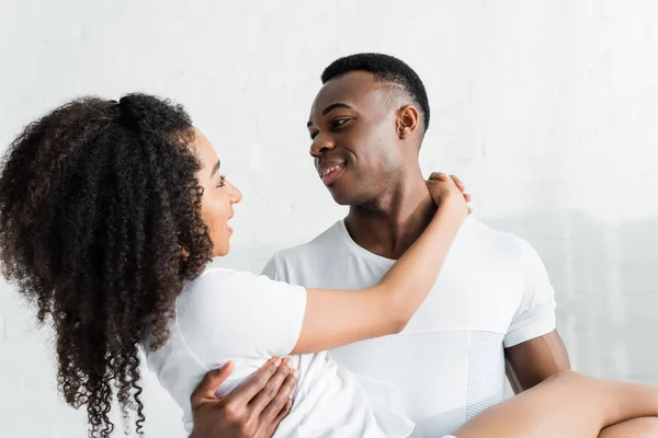 Beau et heureux afro-américain homme tenant sur les mains belle petite amie — Photo de stock