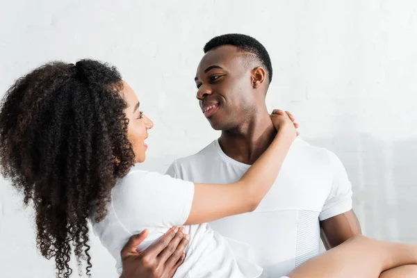 Bonito e feliz afro-americano homem segurando as mãos bela namorada — Fotografia de Stock