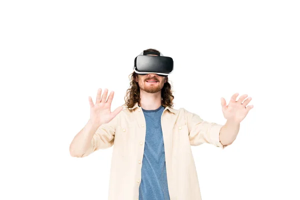 Hombre joven con auriculares VR aislados en blanco - foto de stock