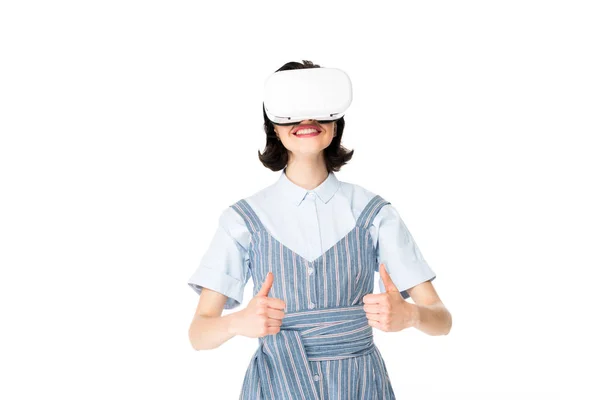 Menina com fone de ouvido VR mostrando polegares para cima na câmera isolada no branco — Fotografia de Stock