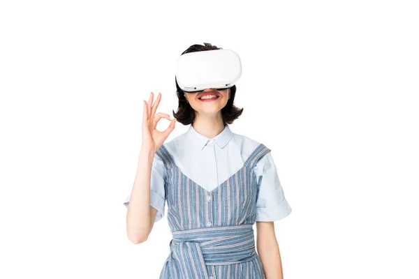 Menina com fone de ouvido VR mostrando sinal Ok na câmera isolada no branco — Fotografia de Stock