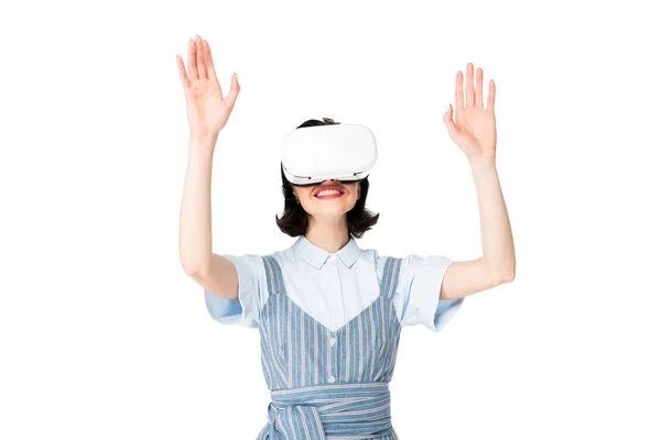 Chica con auriculares VR levantando las manos en el aire aislado en blanco - foto de stock