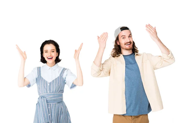 Dos personas levantando las manos en el aire y sonriendo aislados en blanco - foto de stock