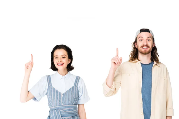 Joven hombre y chica mostrando una idea y sonrisa aislado en blanco - foto de stock