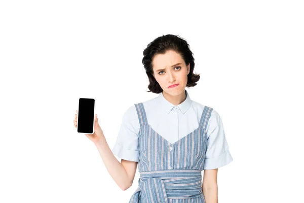 Огидна красива дівчина, що показує смартфон на камеру ізольовано на білому — стокове фото