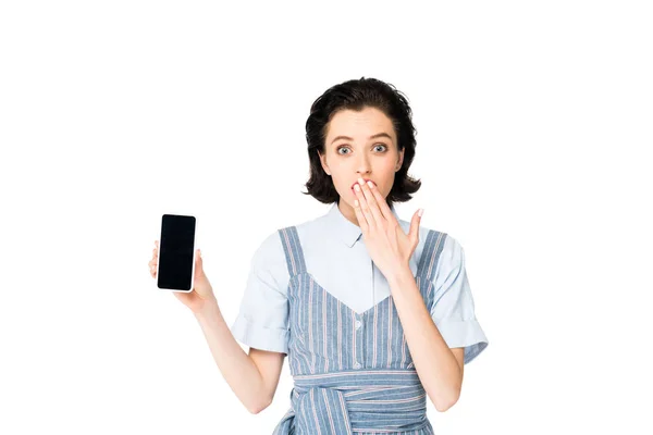 Sorprendida hermosa chica mostrando teléfono inteligente en la cámara aislada en blanco - foto de stock