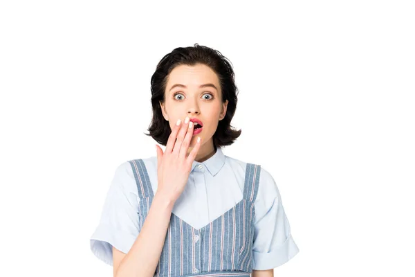 Impactado hermosa chica abrir los ojos ampliamente y cerrar la boca con la mano aislada en blanco - foto de stock