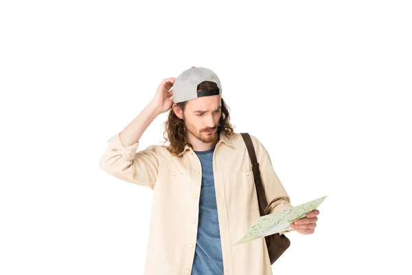 Confuso giovane uomo in possesso di mappa isolata su bianco — Foto stock