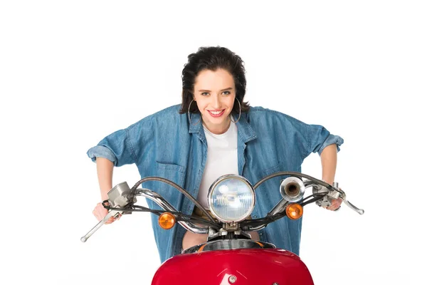 Vista frontal da menina pronta para montar sentado em scooter vermelho isolado no branco — Fotografia de Stock