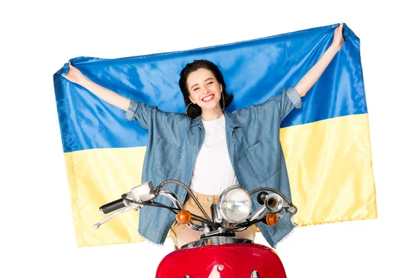 Vue de face de la fille assise sur scooter rouge et tenant drapeau Ukranian isolé sur blanc — Photo de stock