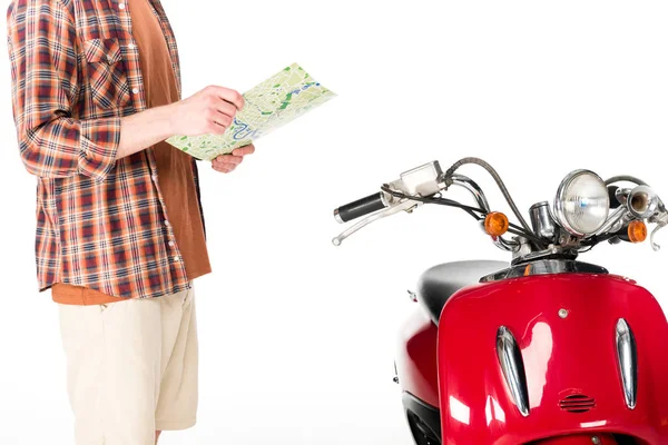 Vista recortada del hombre sosteniendo mapa, de pie cerca de scooter rojo aislado en blanco — Stock Photo