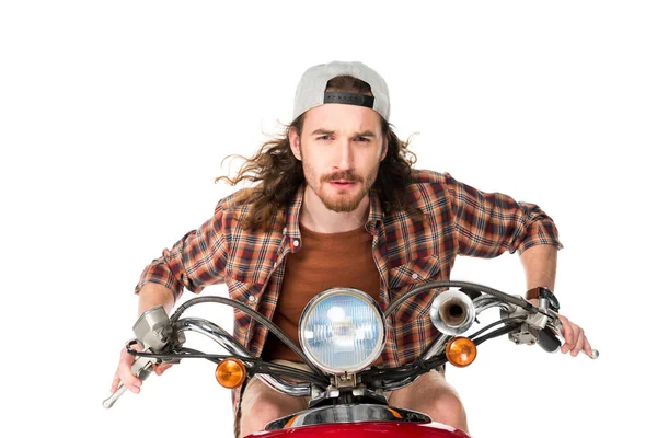 Vue de face du jeune homme chevauchant sur scooter rouge isolé sur blanc — Photo de stock