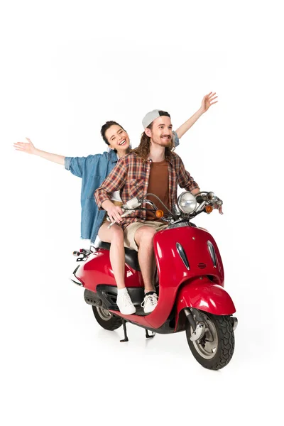 Полный вид на длину пара молодых туристов, едущих на красном скутере держа руки в воздухе изолированы на белом — стоковое фото