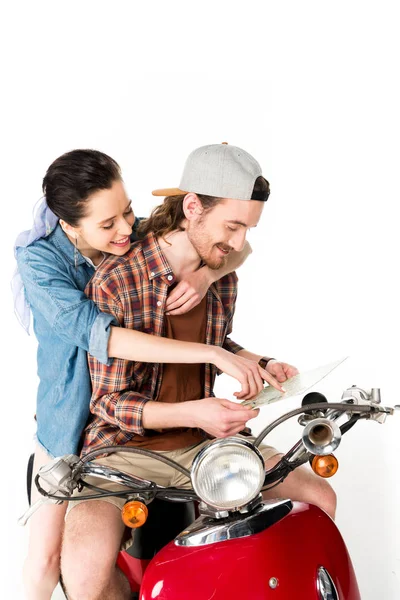 Schönes Mädchen, das mit dem Finger auf die Karte zeigt und junger Mann, der auf einem roten Motorroller sitzt, isoliert auf weißem Hintergrund — Stockfoto