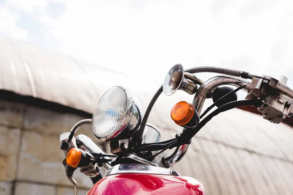 Vue à faible angle de scooter rouge sur fond de ciel — Photo de stock