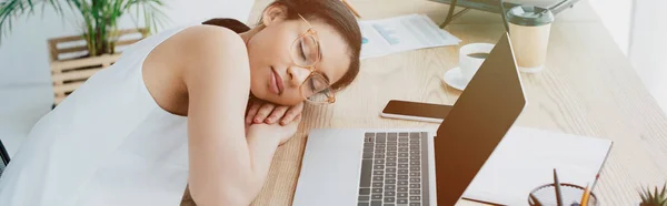 Panoramaaufnahme einer erschöpften Geschäftsfrau, die am Arbeitsplatz im Büro schläft — Stockfoto