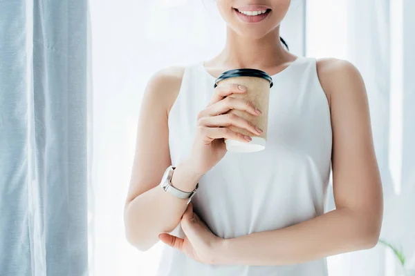 Teilansicht einer lächelnden lateinamerikanischen Geschäftsfrau mit Kaffeetasse — Stockfoto