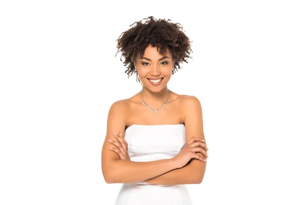 Heureuse mariée afro-américaine souriante debout avec les bras croisés isolés sur blanc — Photo de stock