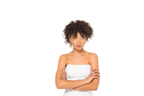 Bouleversée afro-américaine mariée debout avec les bras croisés isolés sur blanc — Photo de stock