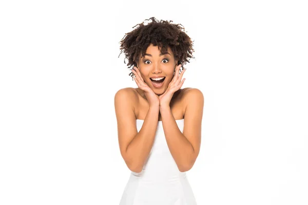 Emocionado afroamericano novia sonriendo aislado en blanco - foto de stock