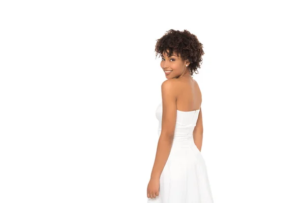 Belle mariée afro-américaine souriante isolée sur blanc — Photo de stock
